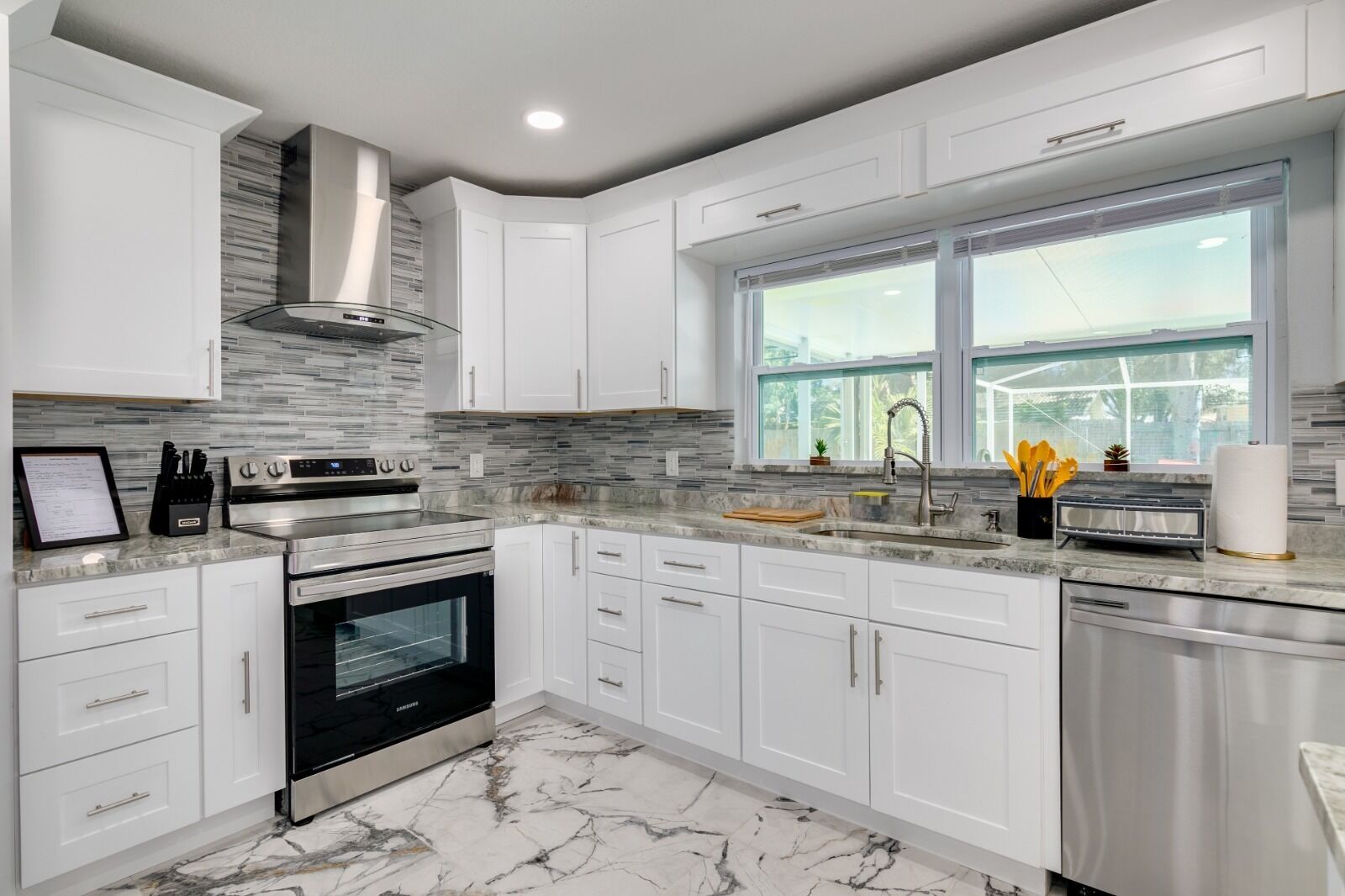 Forever Friday - Fully Renovated 3/2,  Heated POOL 🥂🍾