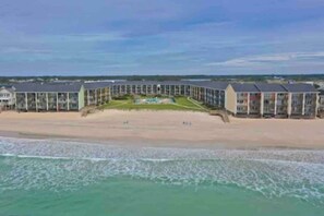 Et strandhotel med en central gårdsplads, mange gæsteværelser og en sandstrand.