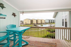 Outdoor dining - LifeSaver @surf condos (Surf City)