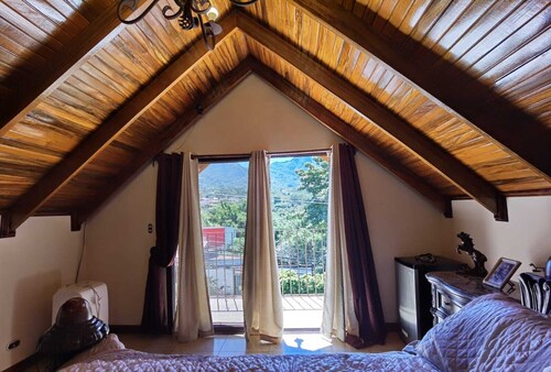 BEAUTIFUL HOUSE CHALET STYLE, 5 MIN TO EVERYTHING