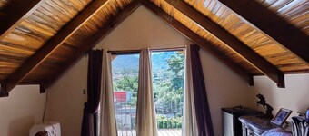 BEAUTIFUL HOUSE CHALET STYLE, 5 MIN TO EVERYTHING