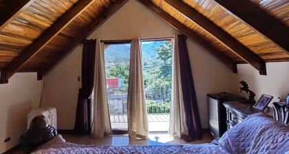 BEAUTIFUL HOUSE CHALET STYLE, 5 MIN TO EVERYTHING