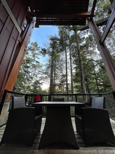 RAINFOREST GETAWAY - Directly on Spring Cove!