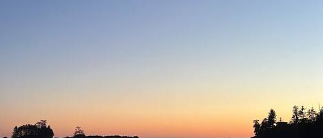 Beach nearby, sun loungers, beach towels