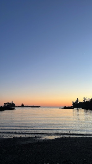 In Strandnähe, Liegestühle, Strandtücher