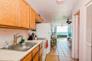 Studio, 1 Queen Bed with Sofa bed | Private kitchen
