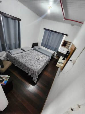 Suite Deluxe | Surmatelas, bureau, espace de travail pour ordinateur portable