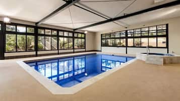 Alberca techada y alberca climatizada