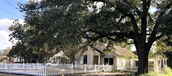 Cozy 1928 Bungalow at Stafford