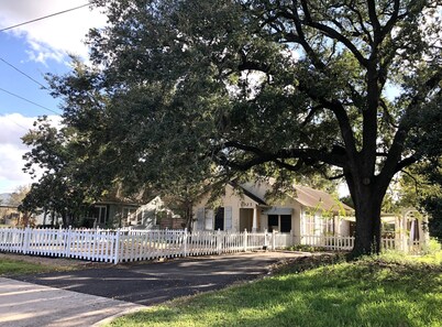 Cozy 1928 Bungalow at Stafford