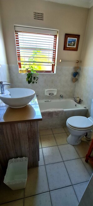 Badewanne, Haartrockner, Handtücher, Seife