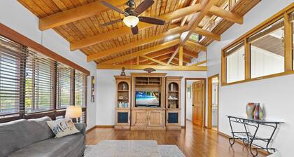 Walk to Beach! HUGE 5 bedroom, 5 bath with Pool!!