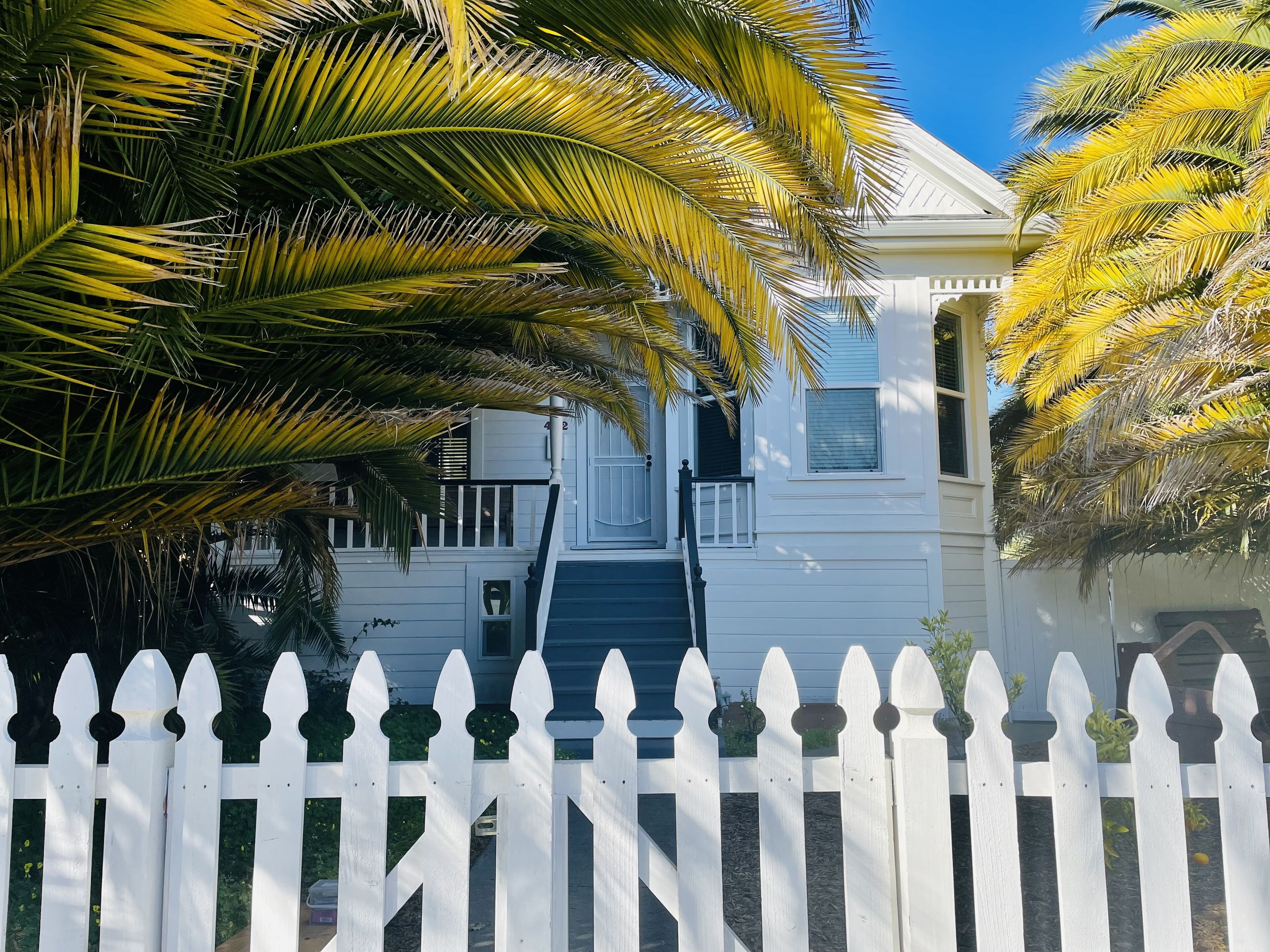 Charming Victorian Getaway with private deck.