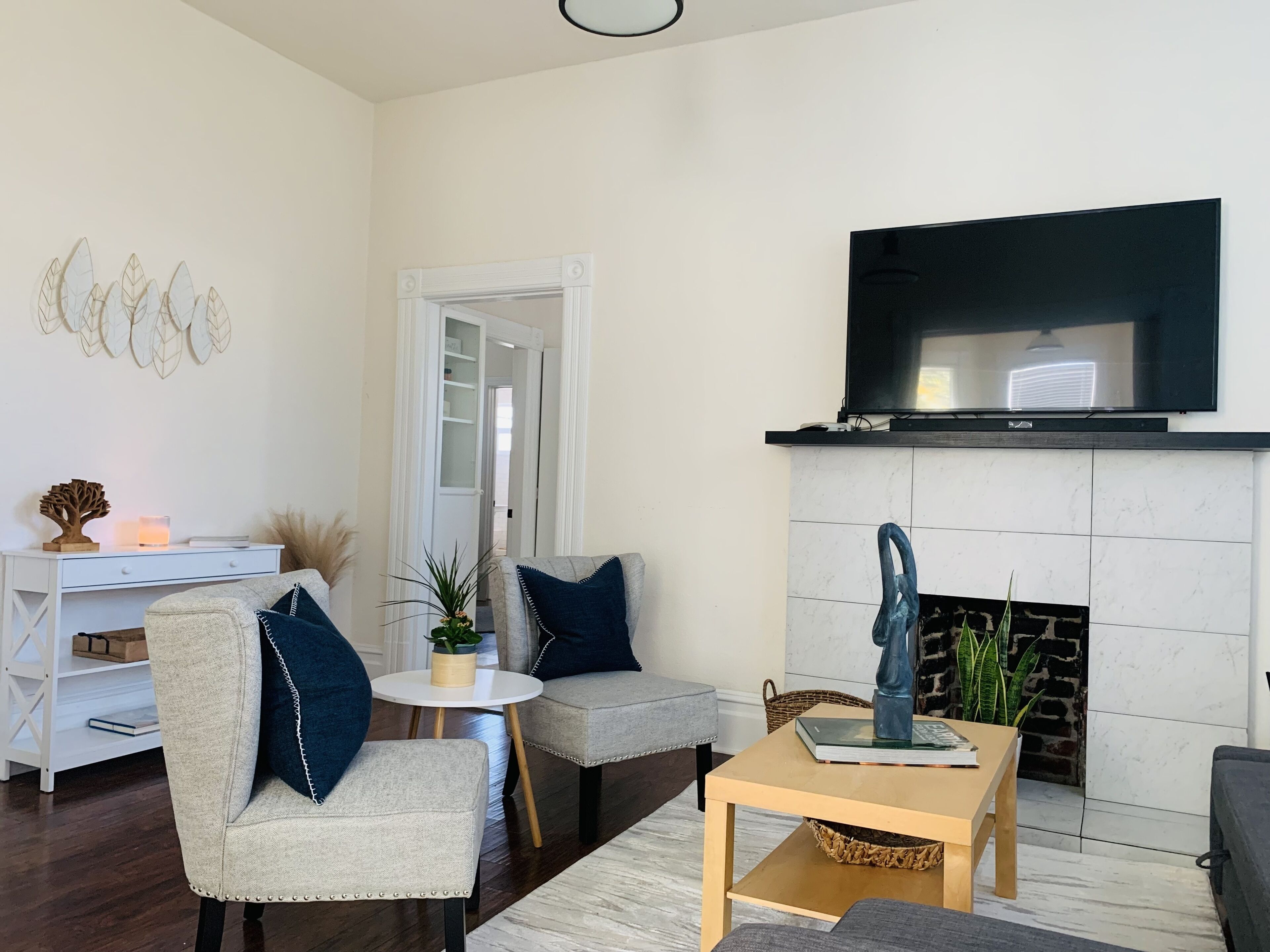 Charming Victorian Getaway with private deck.