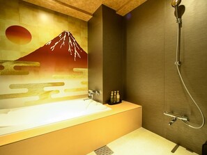 Separate bathtub and shower, deep-soaking bathtub, free toiletries - Hotel ZALA (Yokohama)