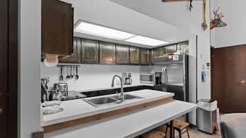 Condo (3 Bedrooms) | Property amenity