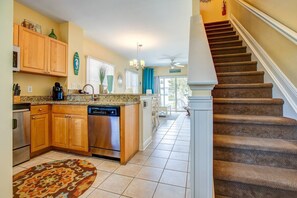 Refrigerador, microondas, lavavajillas y cafetera y tetera 