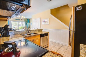 Refrigerador, microondas, lavavajillas y cafetera y tetera 