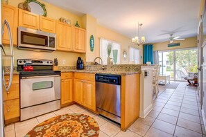 Refrigerador, microondas, lavavajillas y cafetera y tetera 