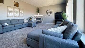 Smart-tv, een open haard, tafelvoetbal en een tafeltennistafel