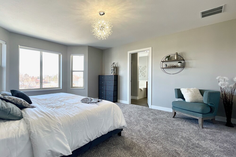 Family friendly 7 bedroom 4.5 bath sleeps 25+