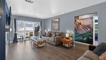 Smart-TV, Kamin, Tischfußball, Tischtennisplatte