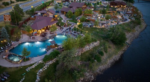 Romantic Mountain Escape · Golf Views · 14 Min Hot Springs