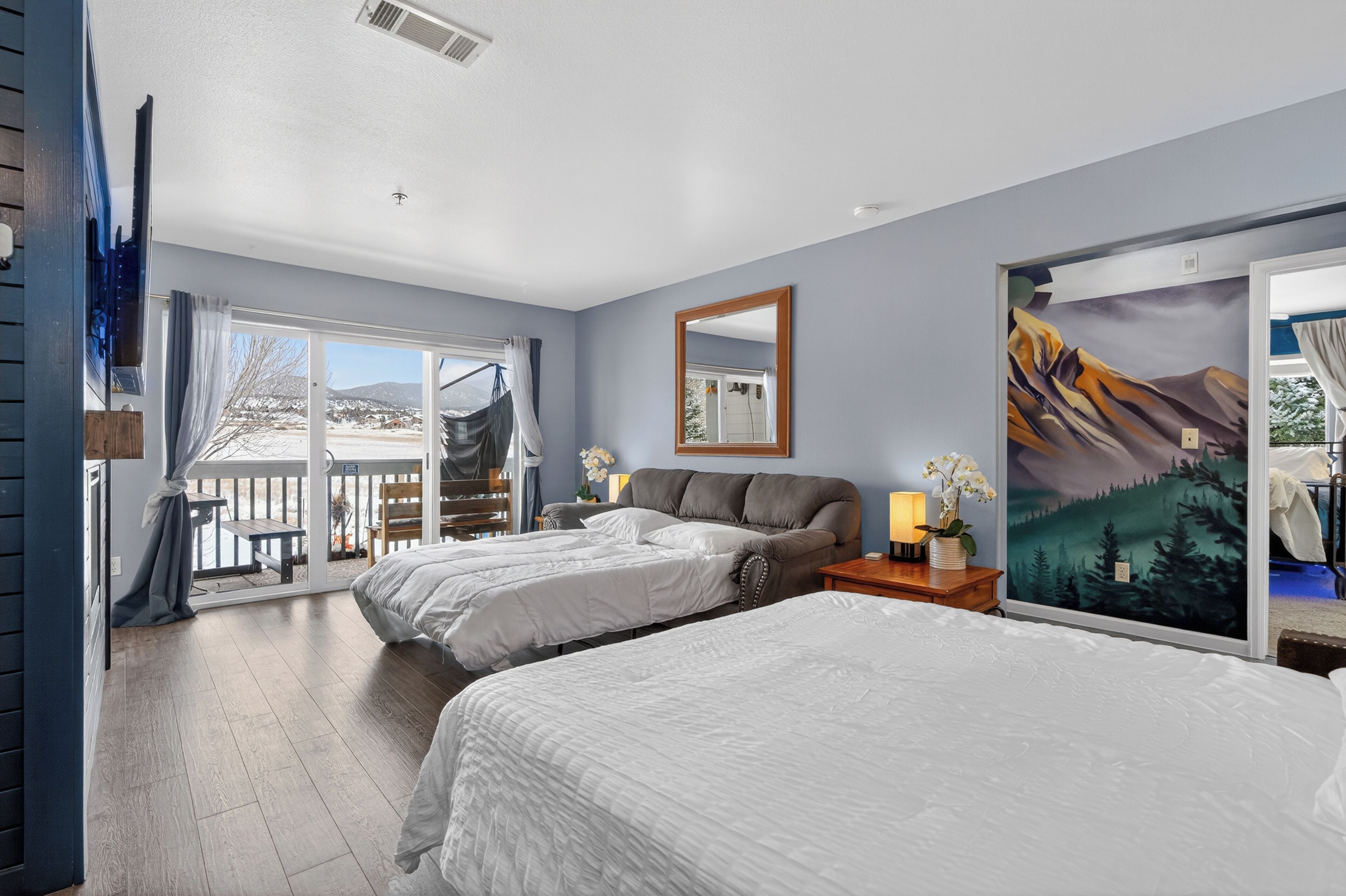 2 室のベッドルーム、セーフティボックス (室内)、デスク、アイロン / アイロン台