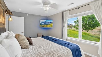 2 bedrooms, in-room safe, desk, iron/ironing board