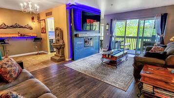 TV connectée, cheminée, baby-foot, table de tennis de table