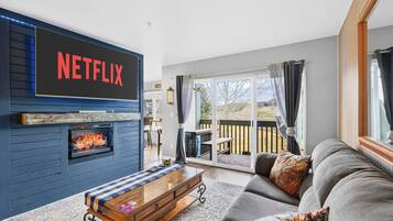 TV connectée, cheminée, livres