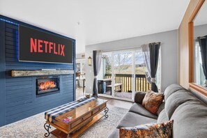 Smart-TV, Kamin, Bücher