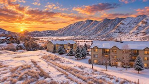 A residential area with snow-covered ground, a row of houses, and mountains in the background. - Mountain Views • 2 King Beds • 2 Baths • Sleeps 8 • 14 Min to Glenwood Springs (New castle)