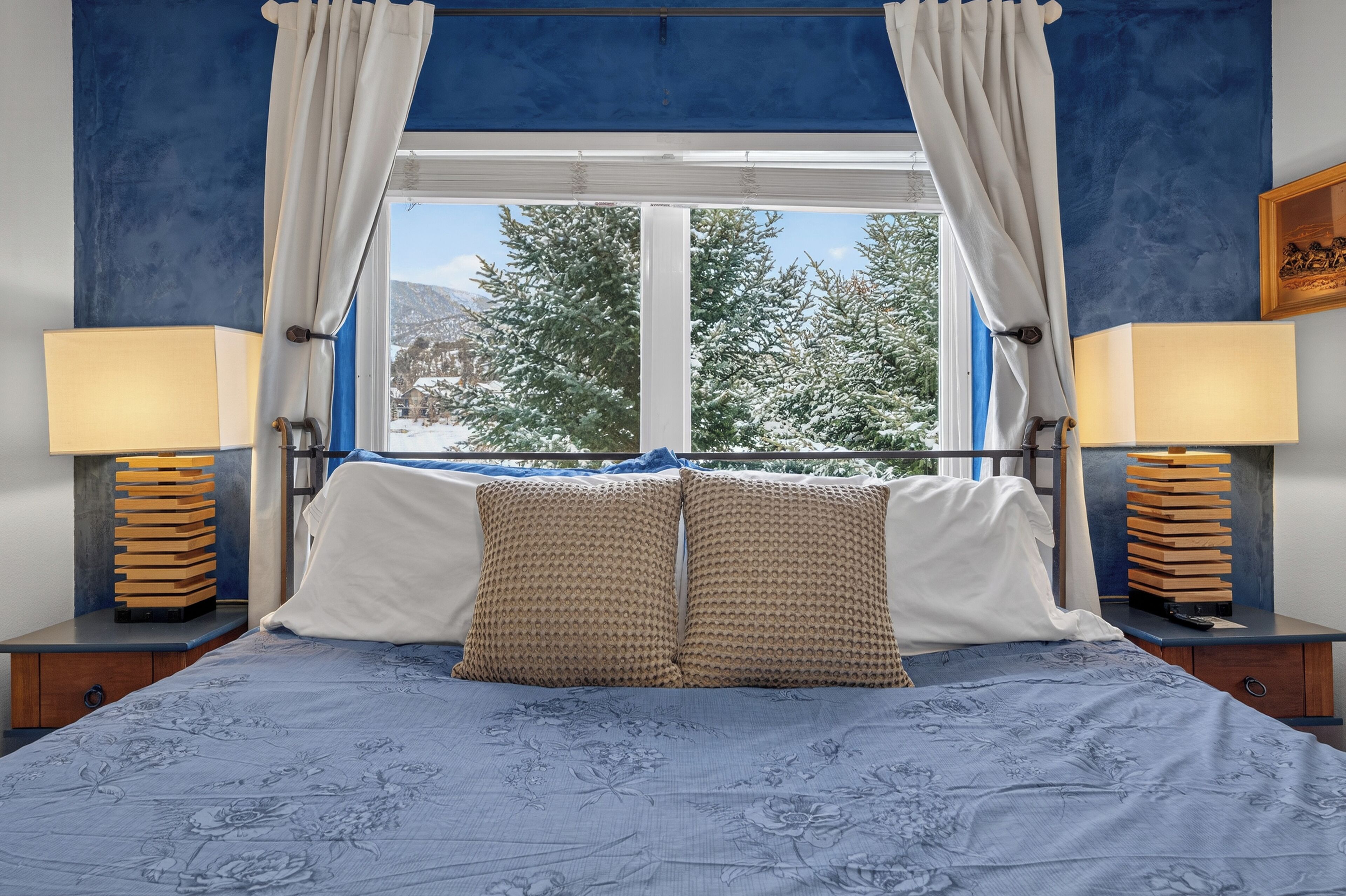 2 makuuhuonetta, tallelokero huoneessa, työpöytä, silitysrauta/-lauta