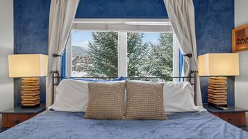 2 makuuhuonetta, tallelokero huoneessa, työpöytä, silitysrauta/-lauta