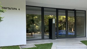 A modern building entrance with a sign reading "ПИНТАГОРА 4". - Acropolis Residence with 360-Degree Athens City Views Rooftop (Athina)