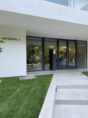 A modern building entrance with a sign reading "ПИНТАГОРА 4".