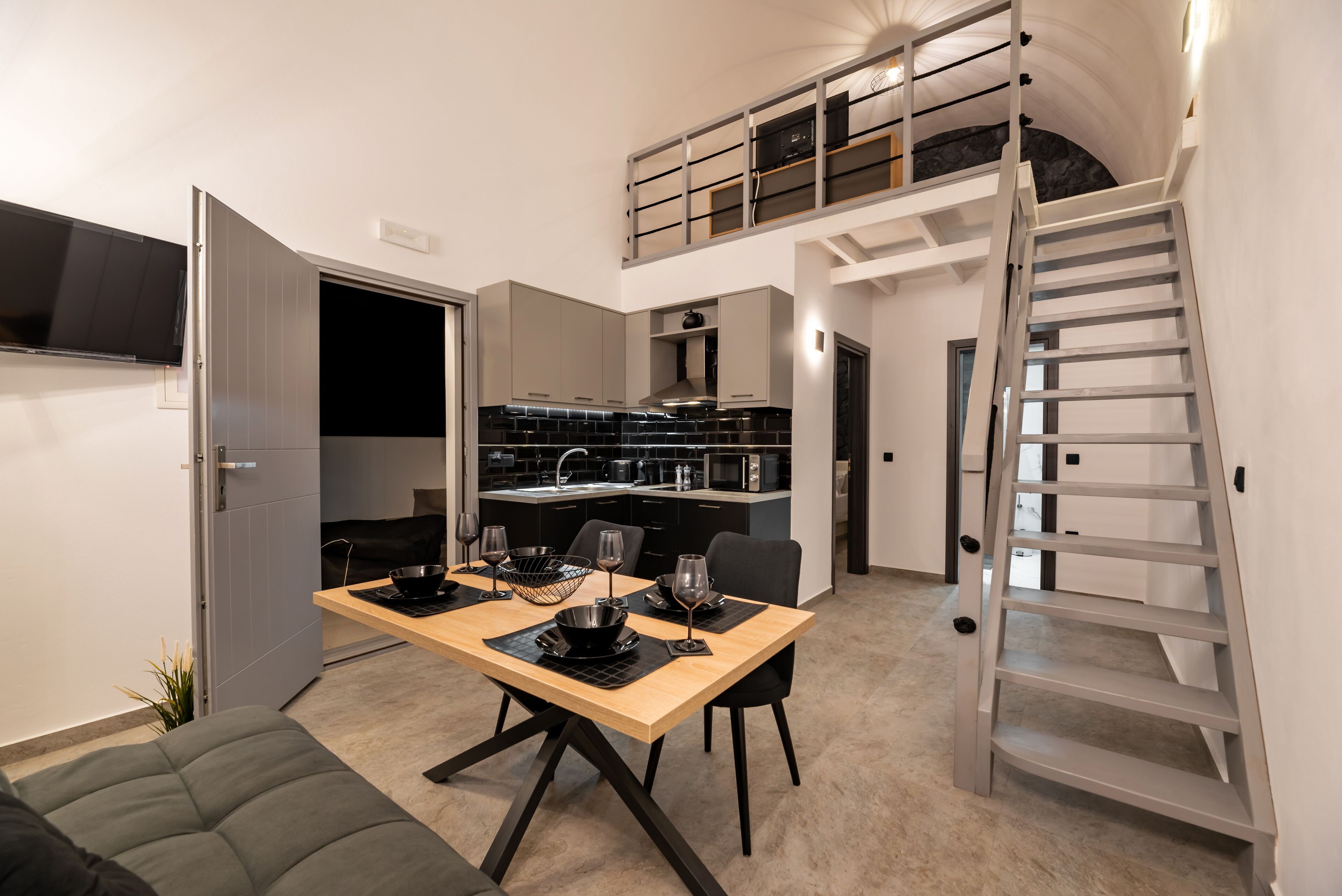Wasserkocher mit Kaffee-/Teezubehör, Kühlschrank, Mikrowelle