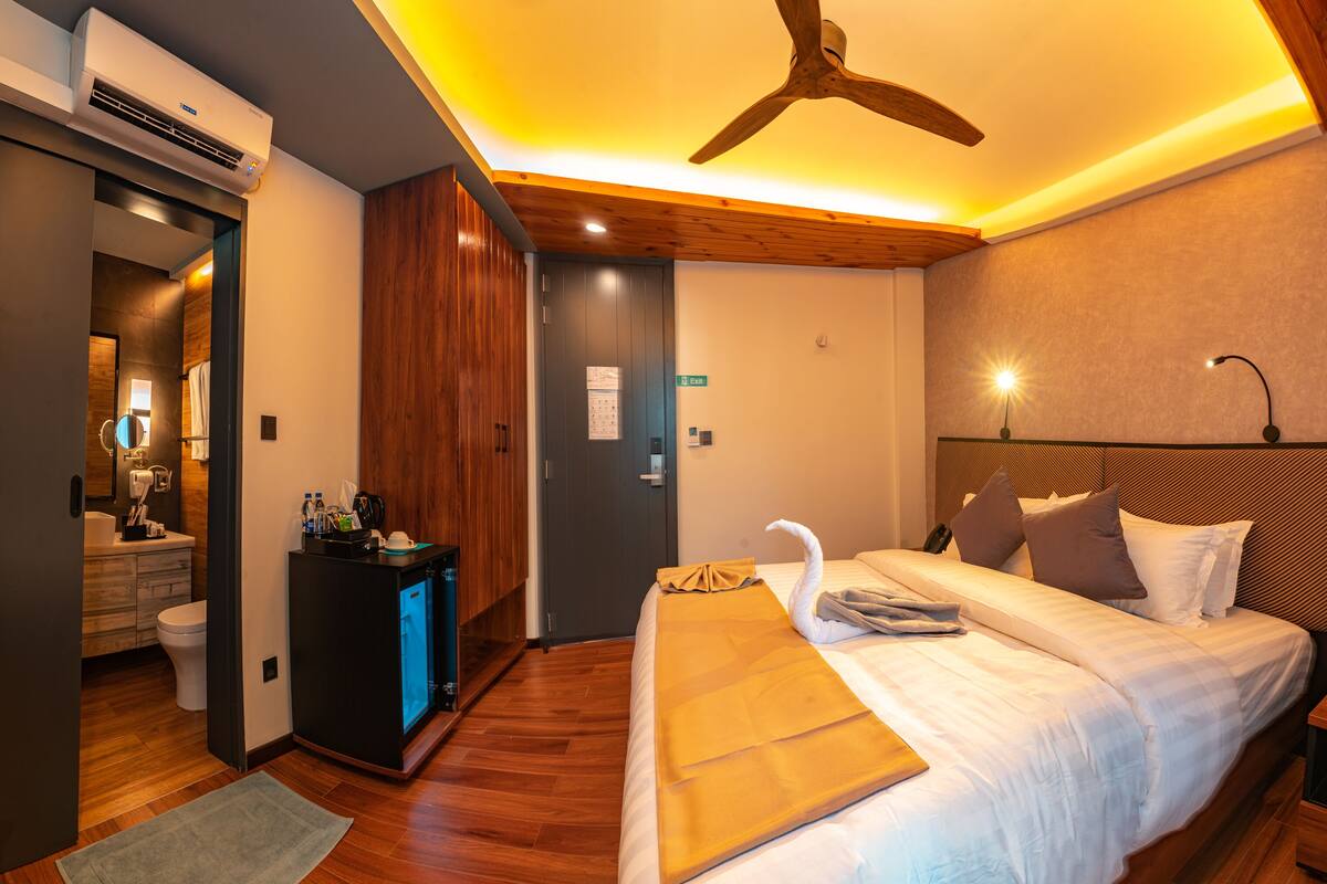 Desk, laptop workspace, iron/ironing board, free WiFi