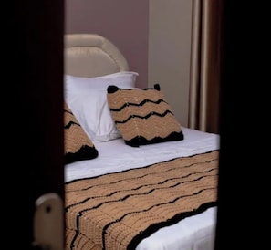 1 dormitorio, tabla de planchar con plancha, wifi y ropa de cama