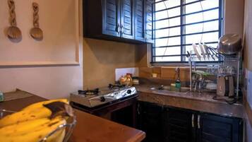 Réfrigérateur, micro-ondes, four, bouilloire électrique