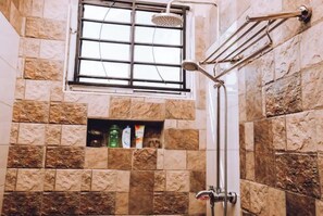 シャワー、タオル、石鹸、トイレットペーパー