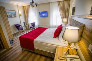 Exclusive-Doppelzimmer | Wohnbereich | 32-Zoll-LCD-Fernseher mit Satellitenempfang, Fernseher