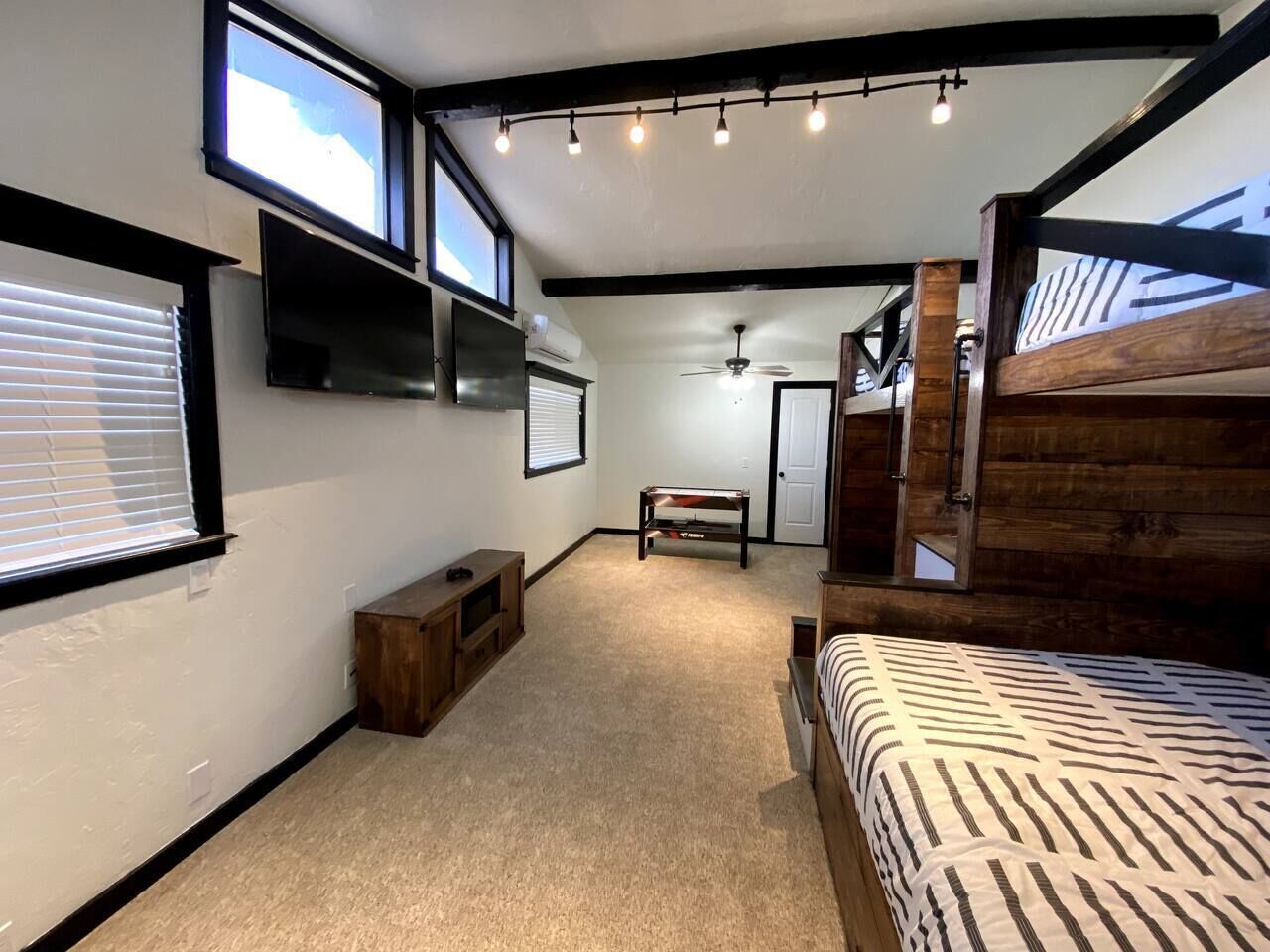 4 多间卧室、熨斗/熨衣板、旅行婴儿床、WiFi