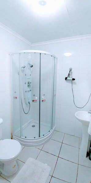 Apartment, 2 Bedrooms, Smoking, Patio | Bathroom