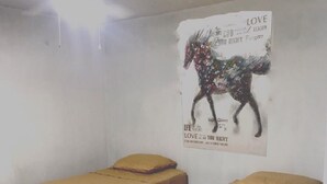 A room with two single beds, a ceiling fan, and a poster on the wall. - Apartment in Diamante area Acapulco (Acapulco)