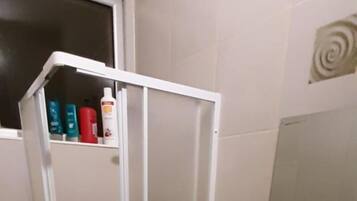 Chambre, 1 chambre, balcon | Salle de bain
