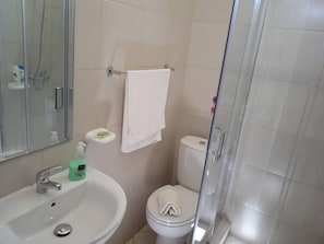 Zimmer, 1 Schlafzimmer, Balkon | Badezimmer