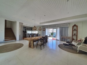 Relax in this spacious living area with a large dining table and cozy seating nook.