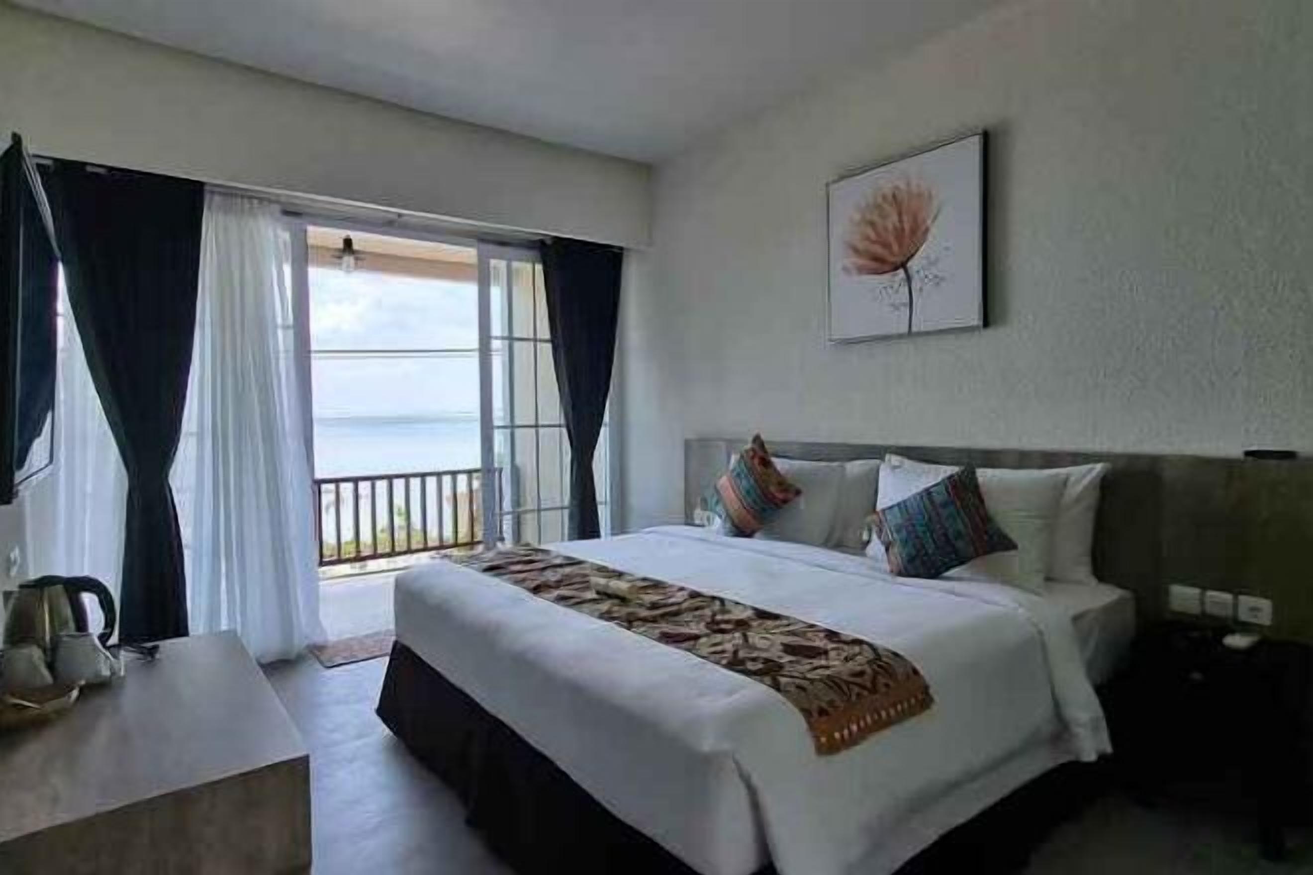 Premium bedding, free minibar, iron/ironing board, free WiFi